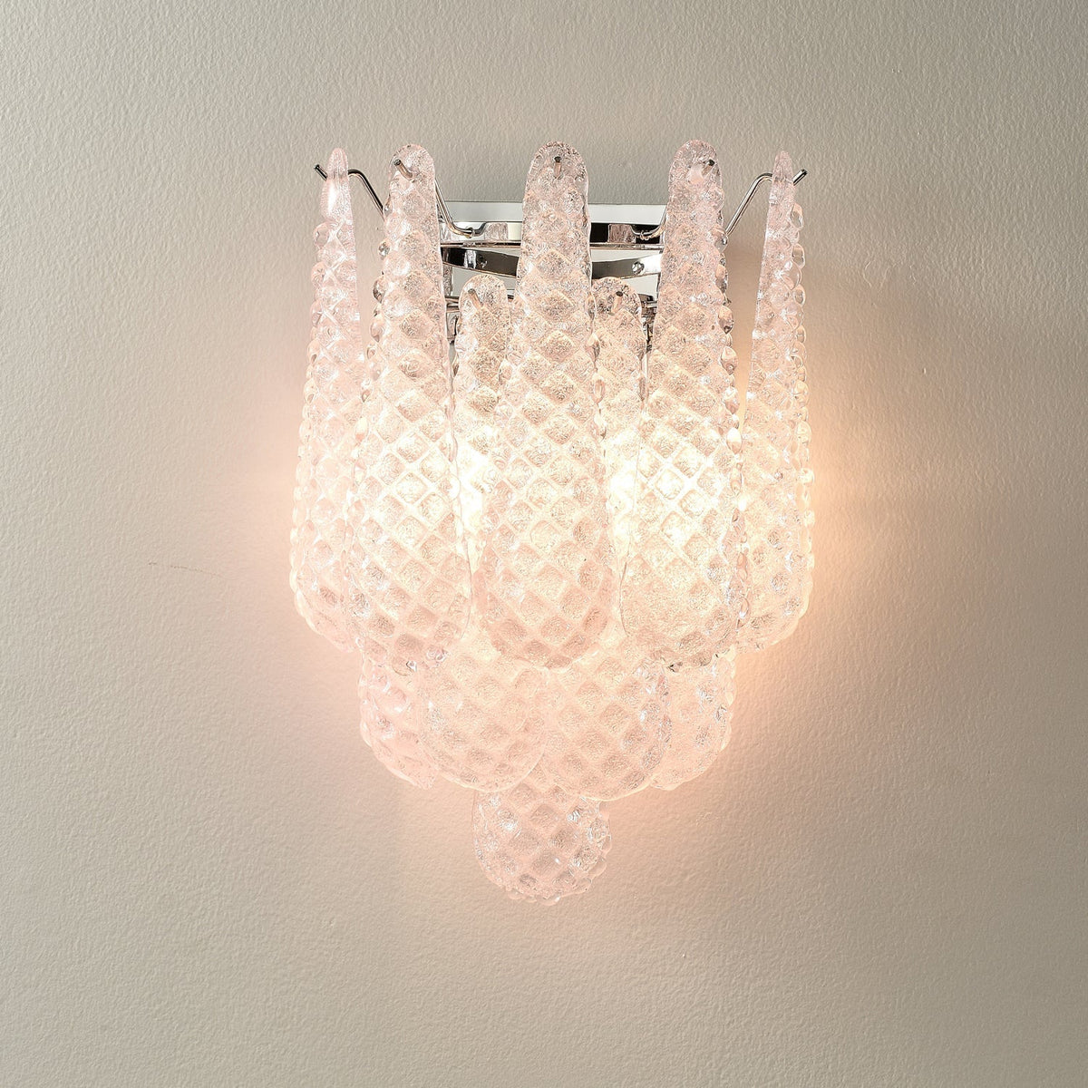Aplique de parede moderno Eirelora em vidro cor-de-rosa com textura waffle