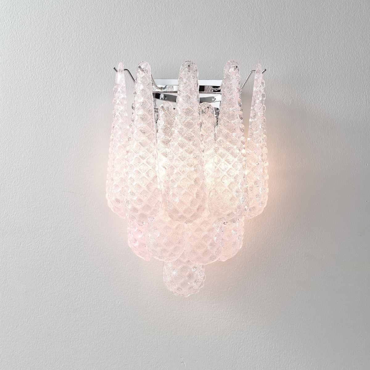Aplique de parede moderno Eirelora em vidro cor-de-rosa com textura waffle