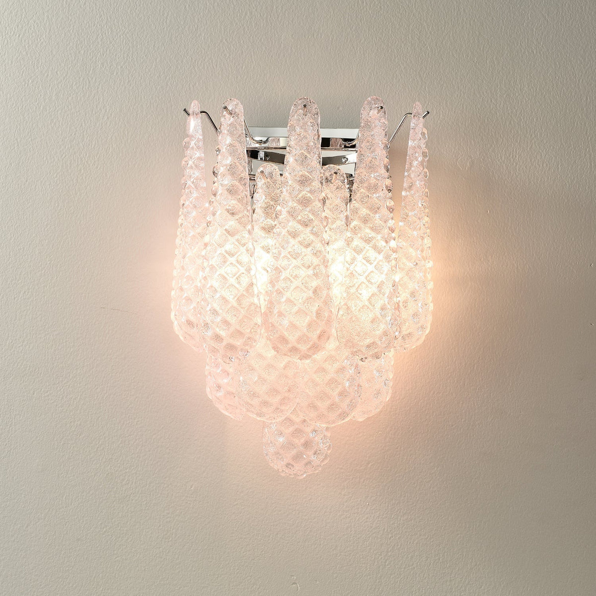 Aplique de parede moderno Eirelora em vidro cor-de-rosa com textura waffle