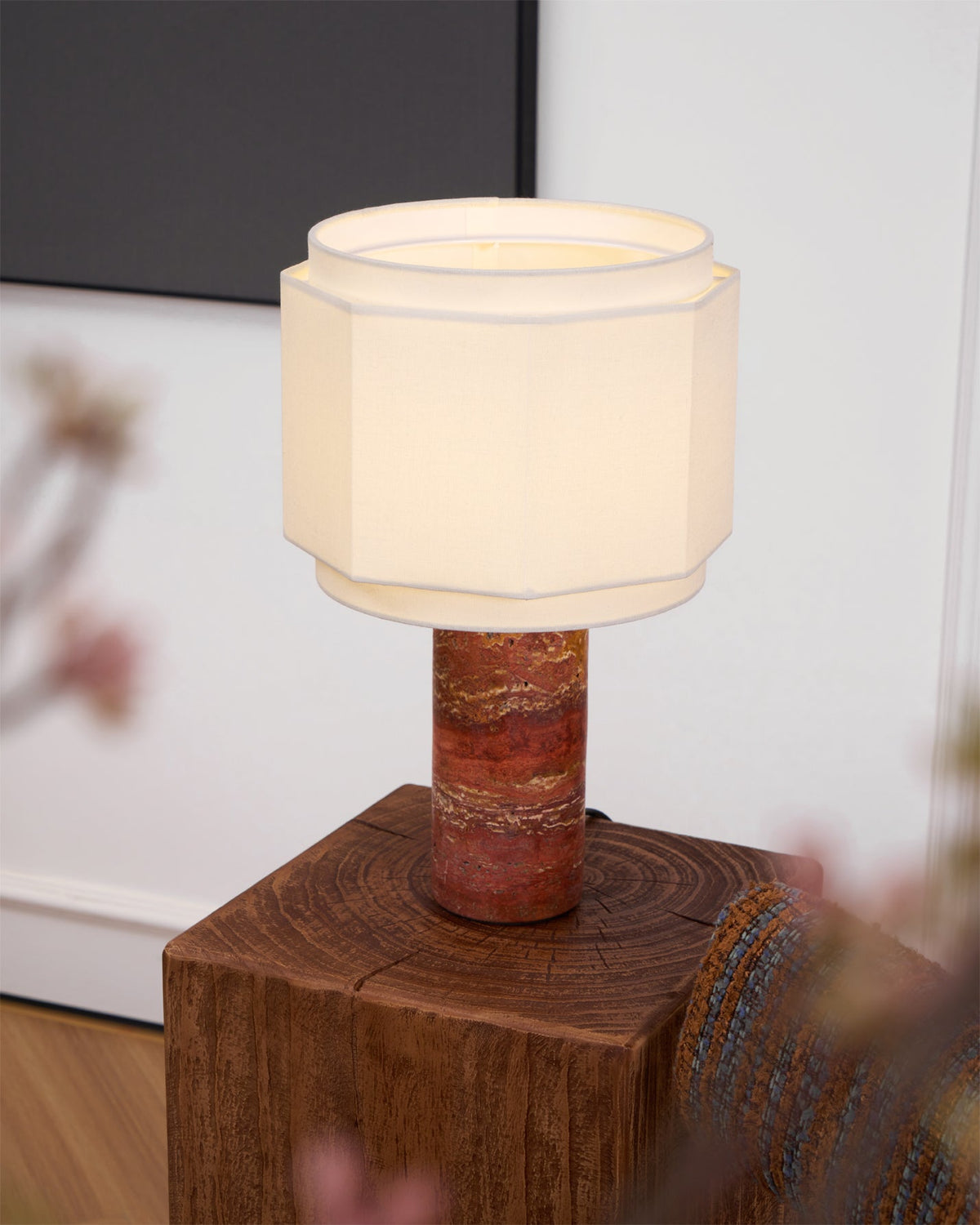 Eclipse geometrisk bordlampe i stof og marmor