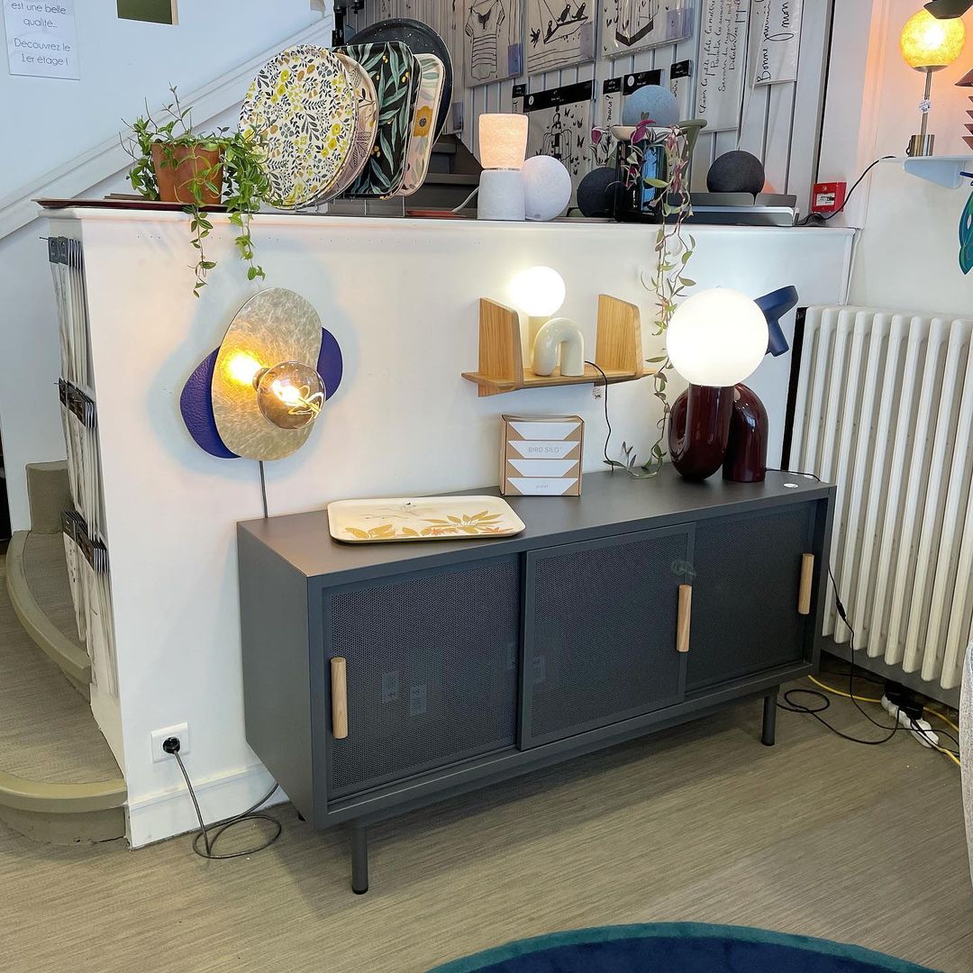 Soreeon lampa lekfull N-form helt vit