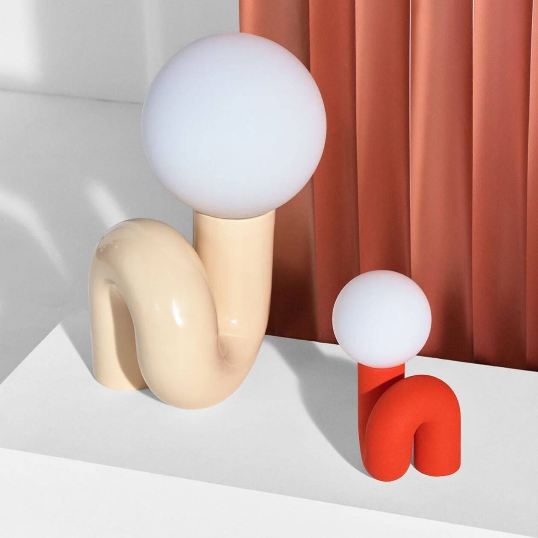Soreeon lampa lekfull N-form helt vit