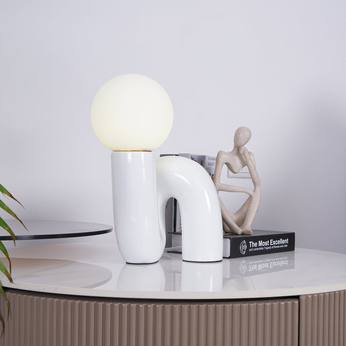 Soreeon lampa lekfull N-form helt vit