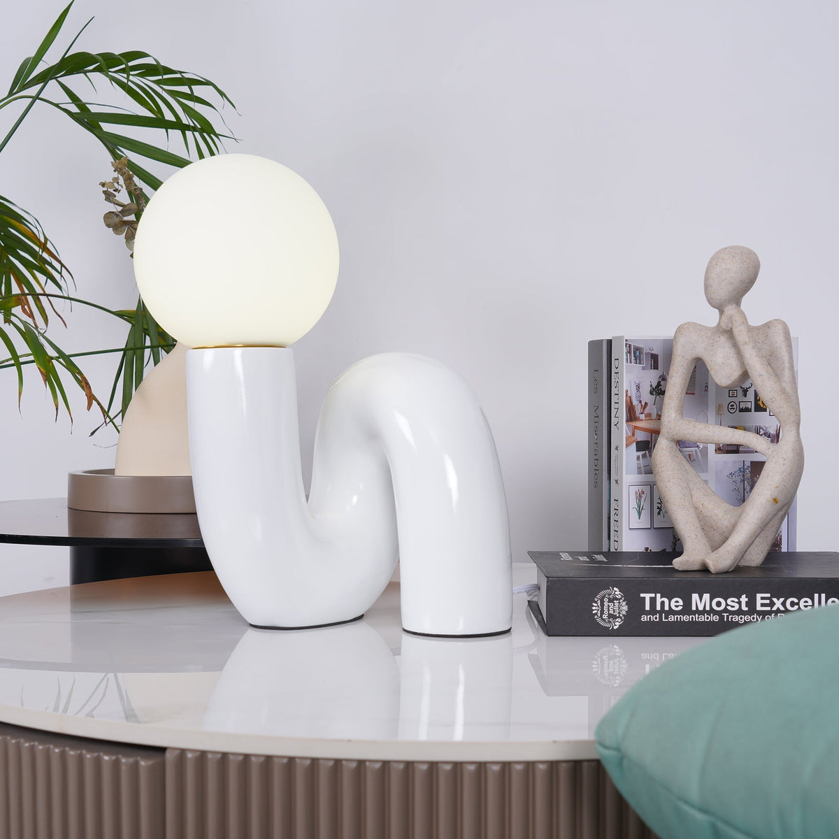 Soreeon lampa lekfull N-form helt vit