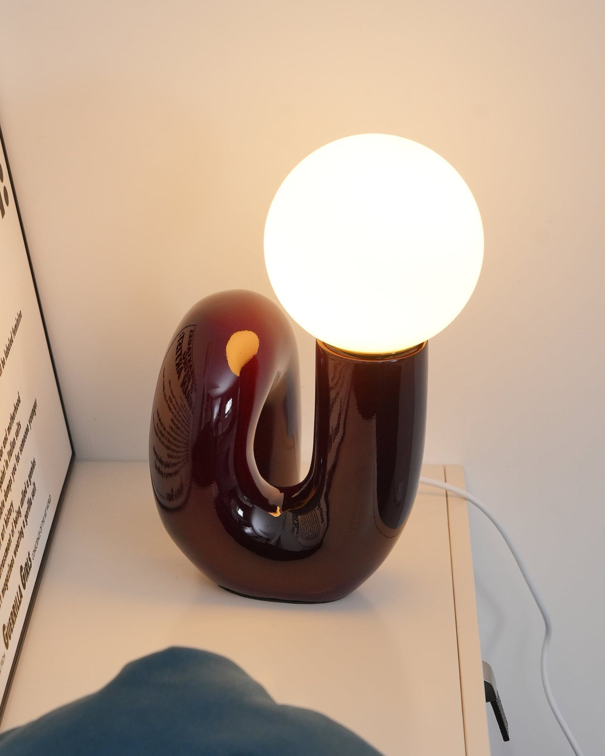 Soreeon lampa lekfull N-form helt vit