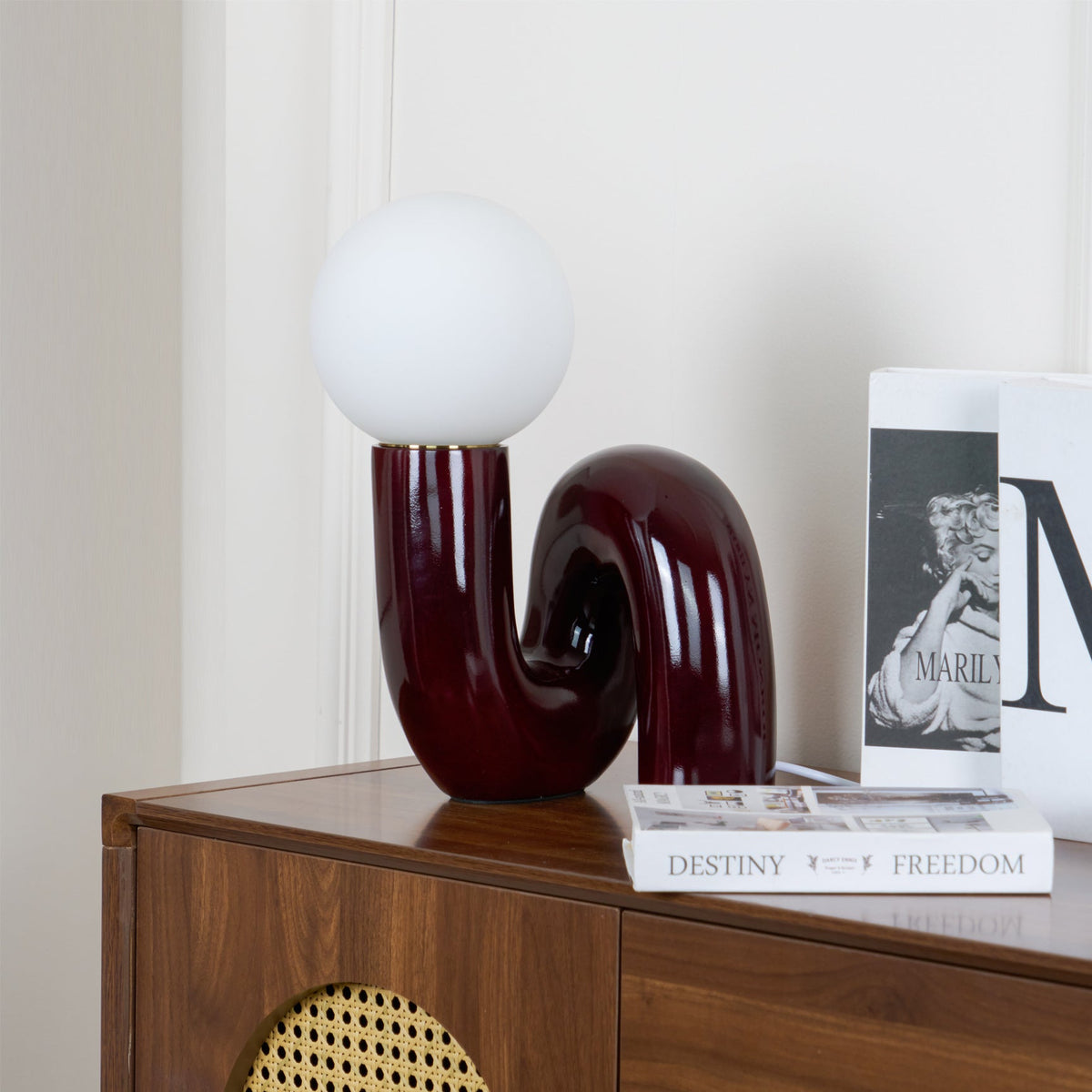 Soreeon lampa lekfull N-form helt vit
