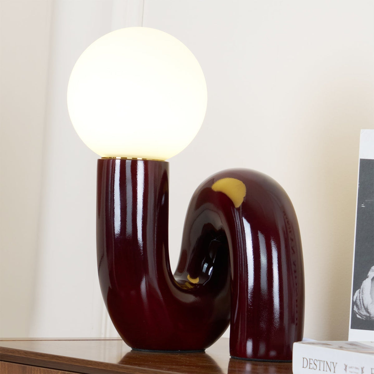 Soreeon lampa lekfull N-form helt vit