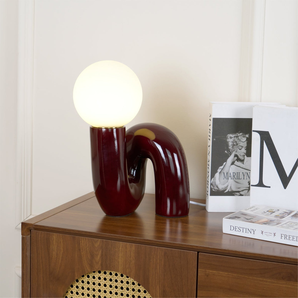 Soreeon lampa lekfull N-form helt vit