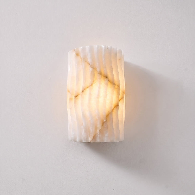 Vägglampa i räfflad alabaster