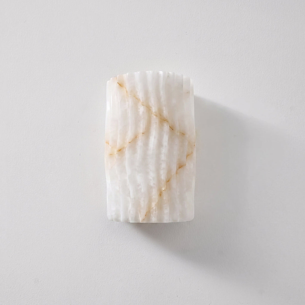 Vägglampa i räfflad alabaster