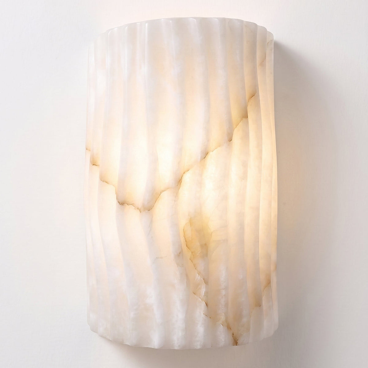 Vägglampa i räfflad alabaster