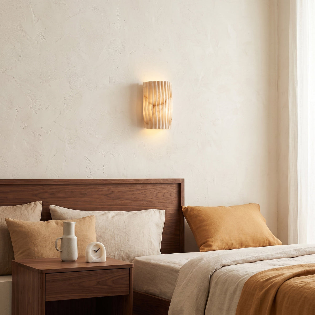 Vägglampa i räfflad alabaster