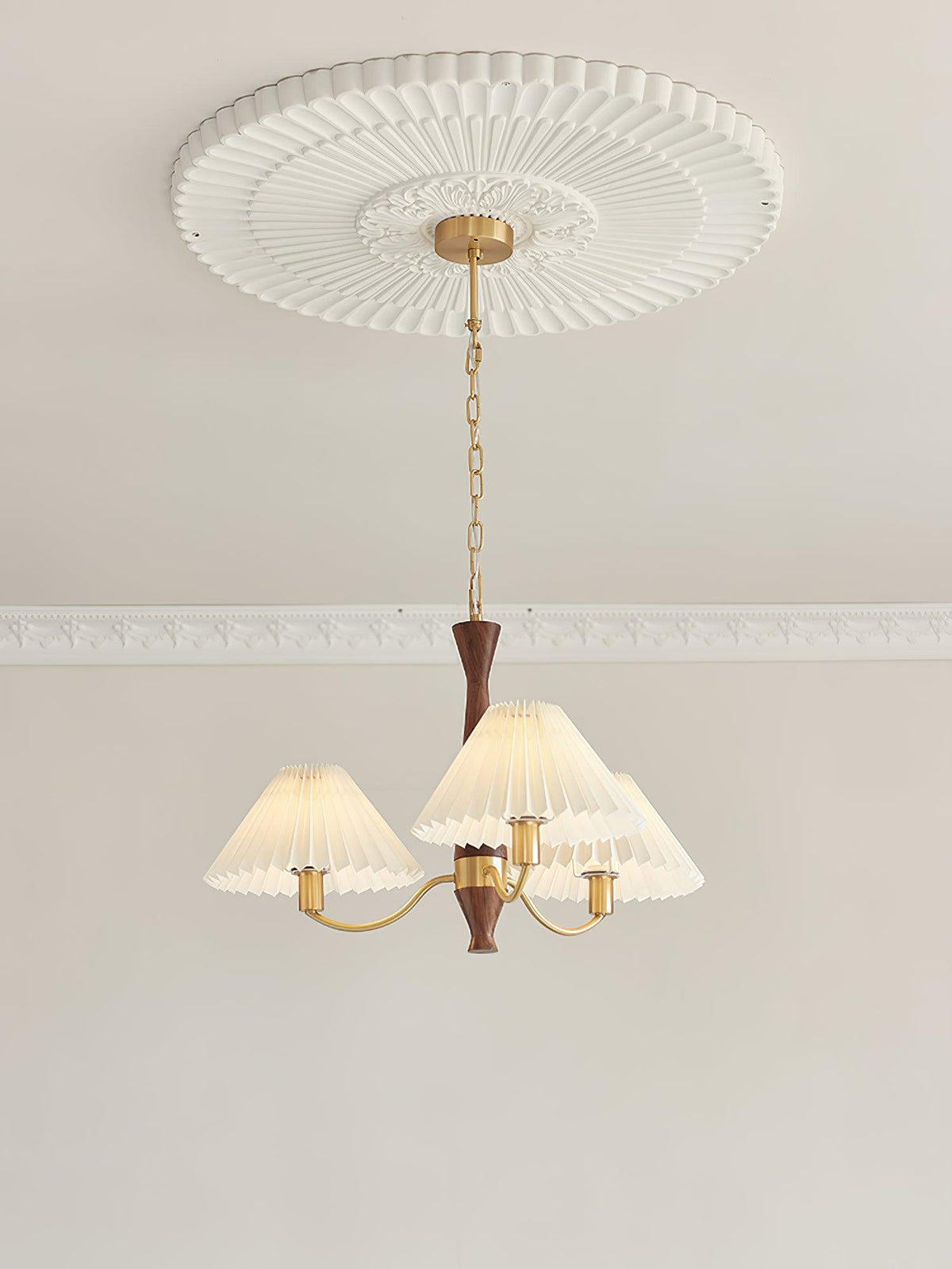 Candelabro Calivine plissado com abat-jours brancos, de meados do século