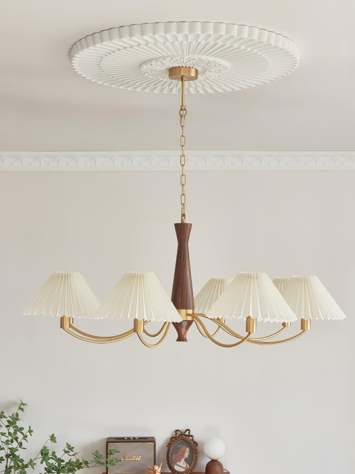 Candelabro Calivine plissado com abat-jours brancos, de meados do século
