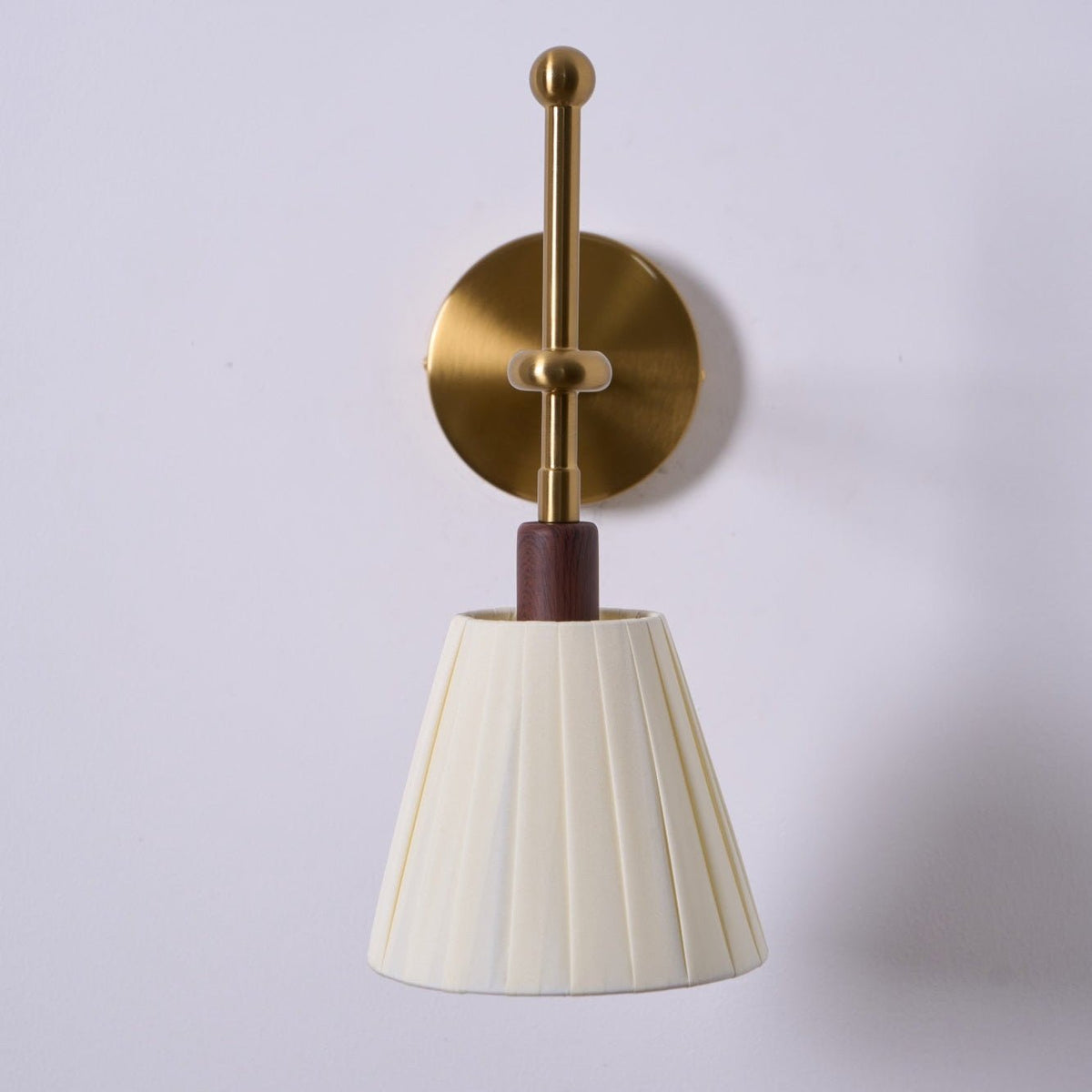Candeeiro de parede Gairm com tecido plissado e latão
