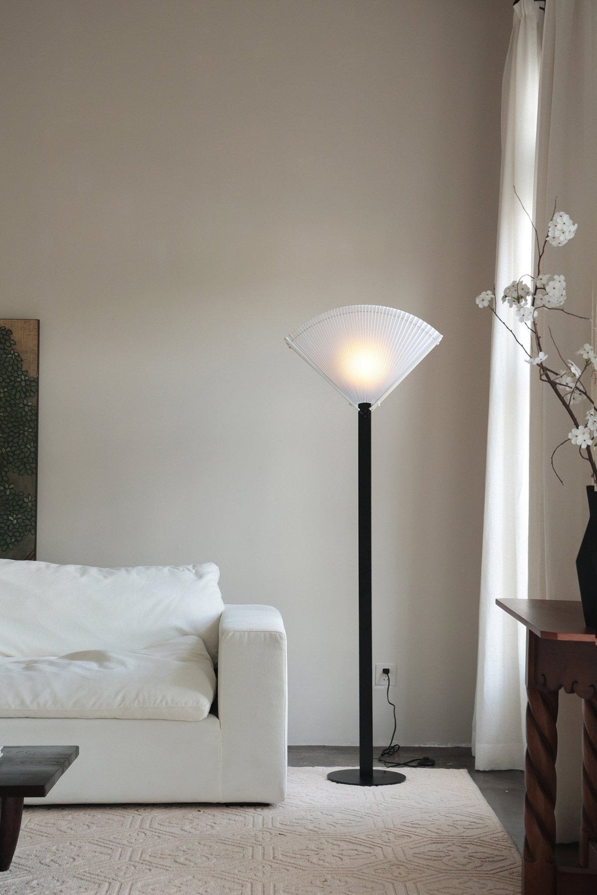 Plisserad golvlampa i solfjäderform