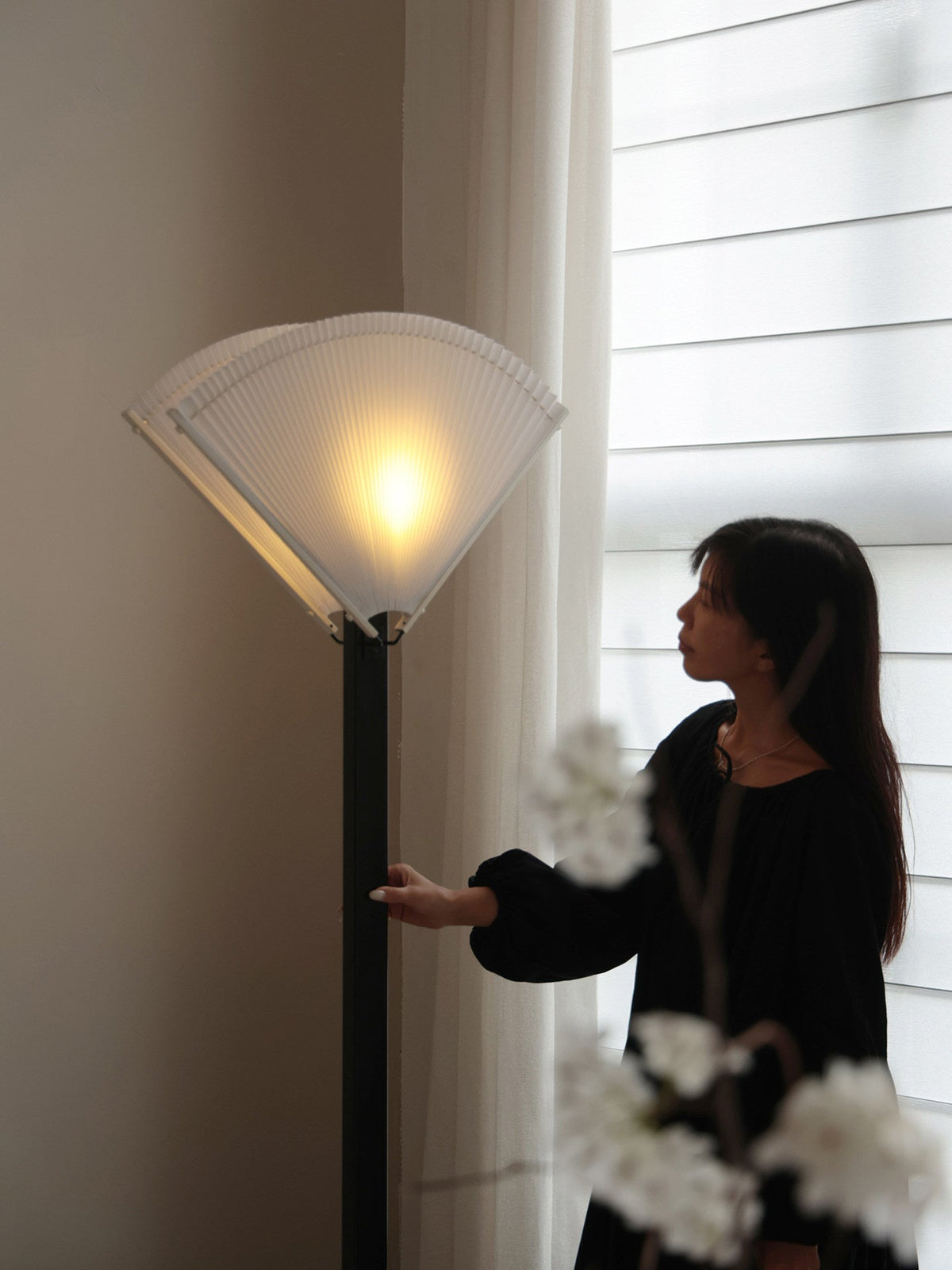 Plisserad golvlampa i solfjäderform