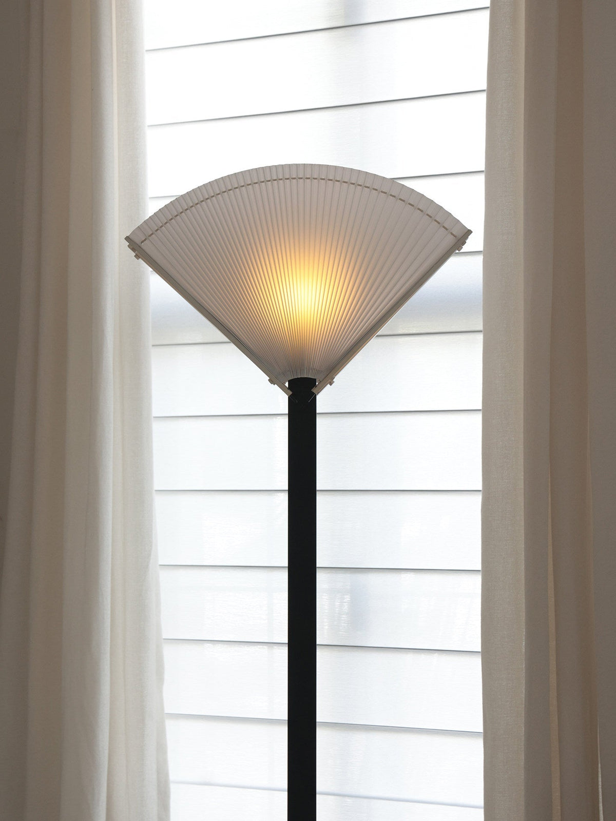 Plisserad golvlampa i solfjäderform