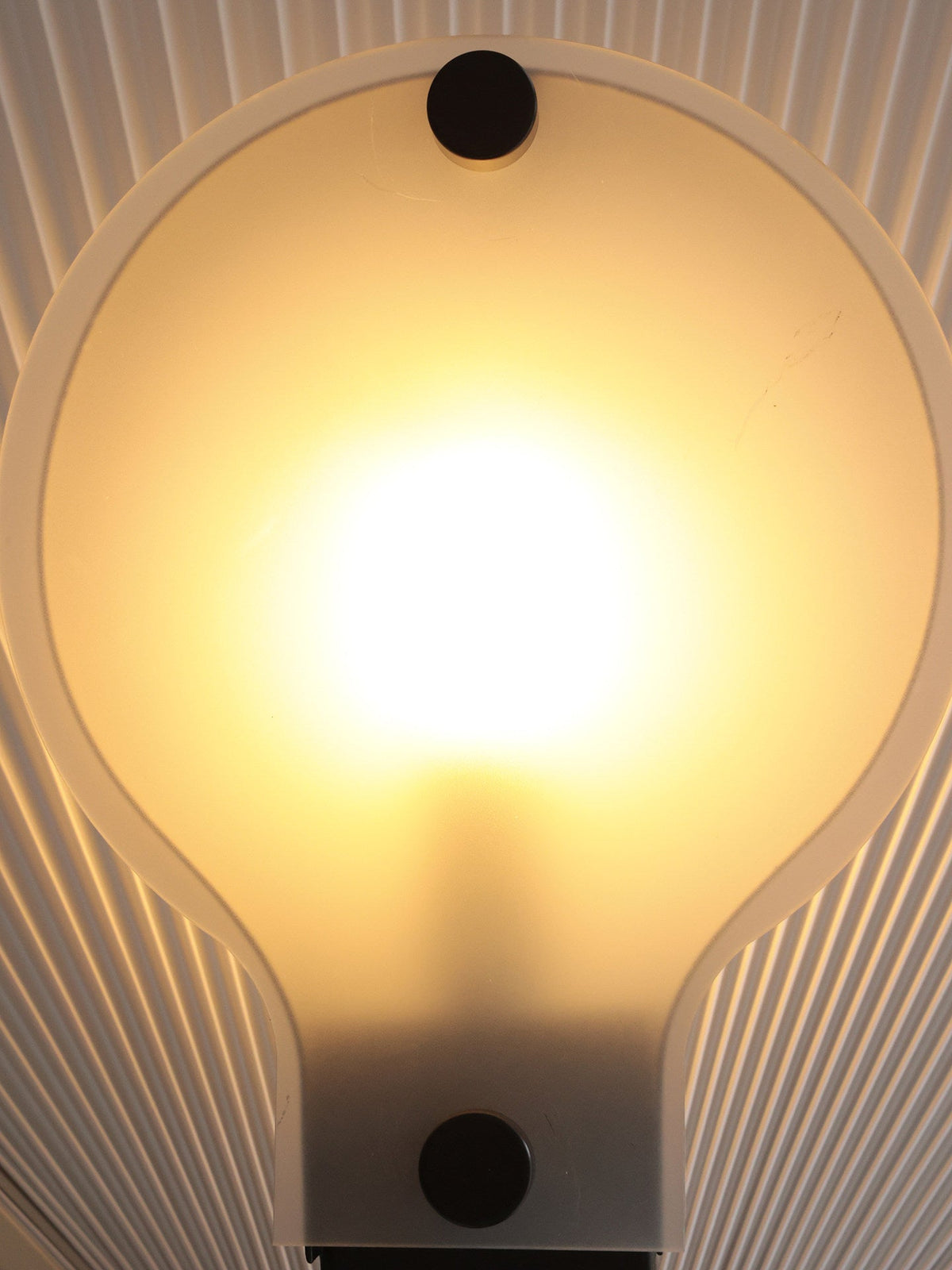 Plisserad golvlampa i solfjäderform