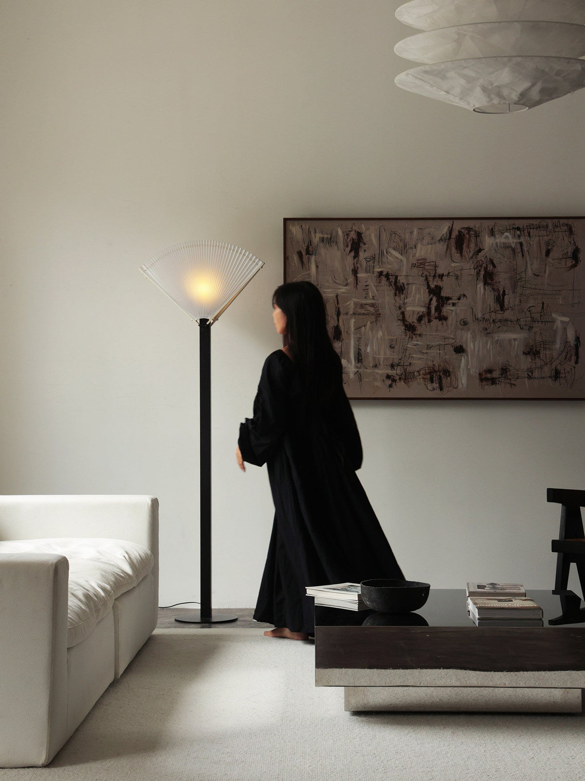 Plisserad golvlampa i solfjäderform