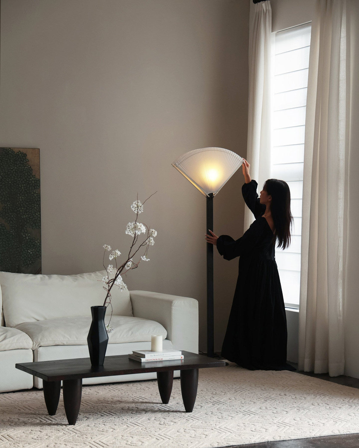 Plisserad golvlampa i solfjäderform