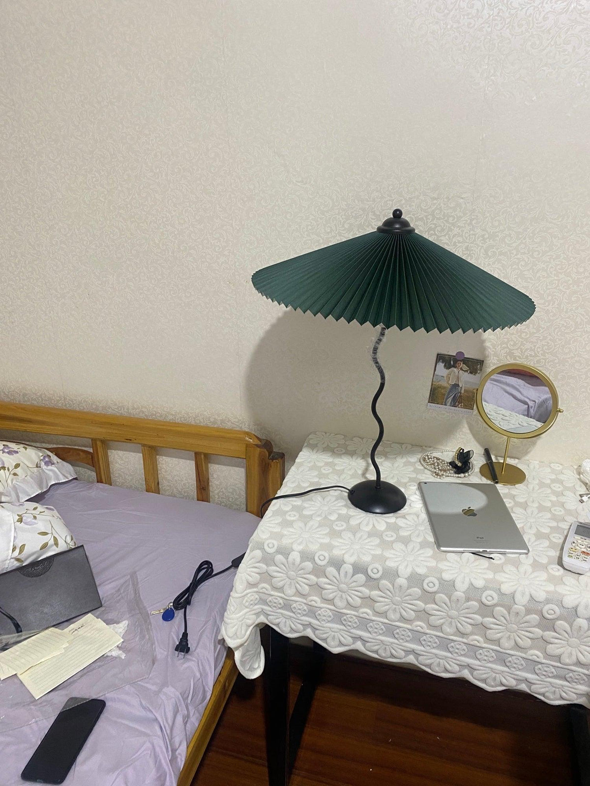 Krenis listrænn borðlampi úr textíl