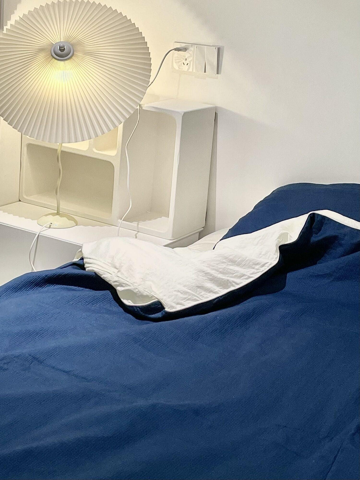 Krenis listrænn borðlampi úr textíl