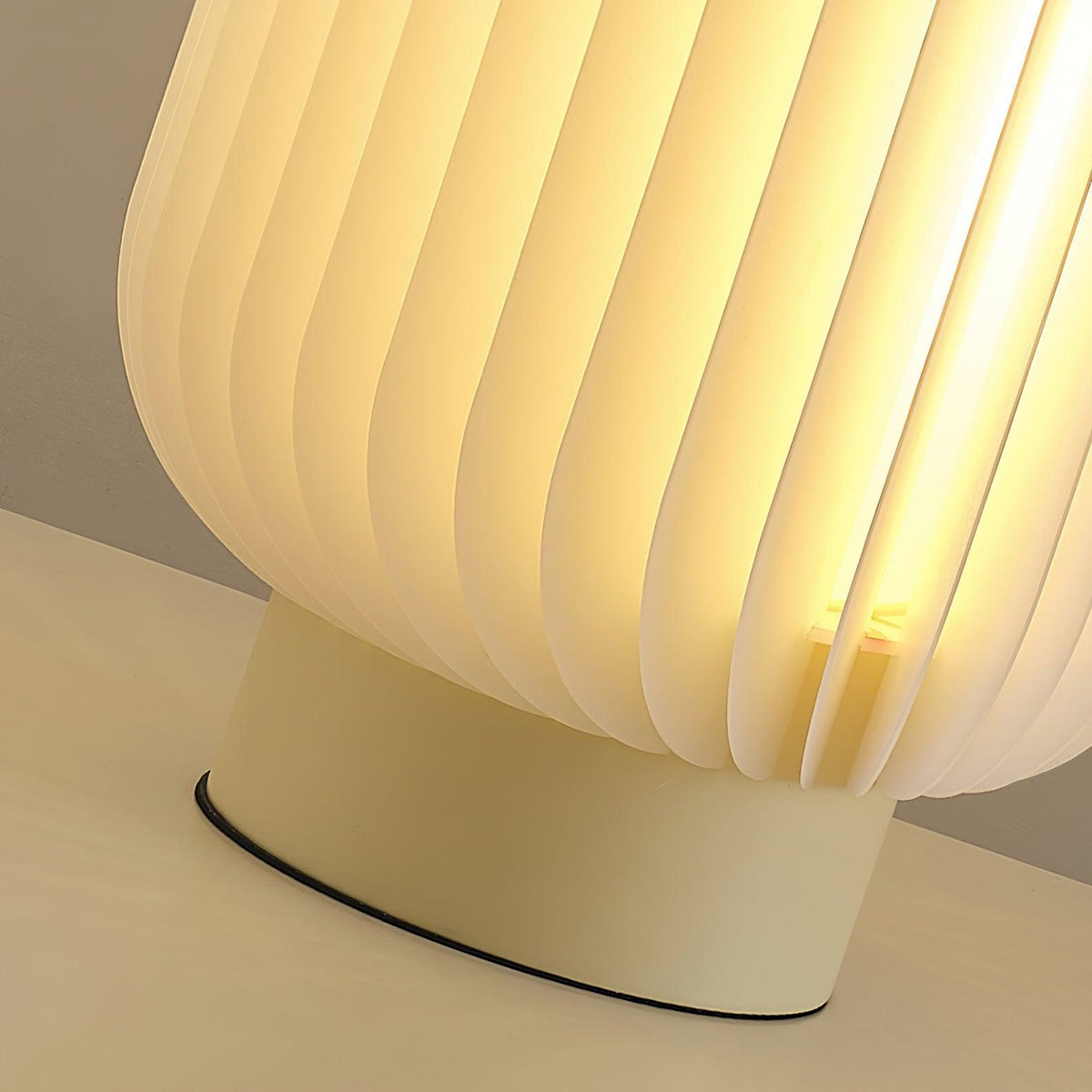 Thal organisk veckad bordslampa