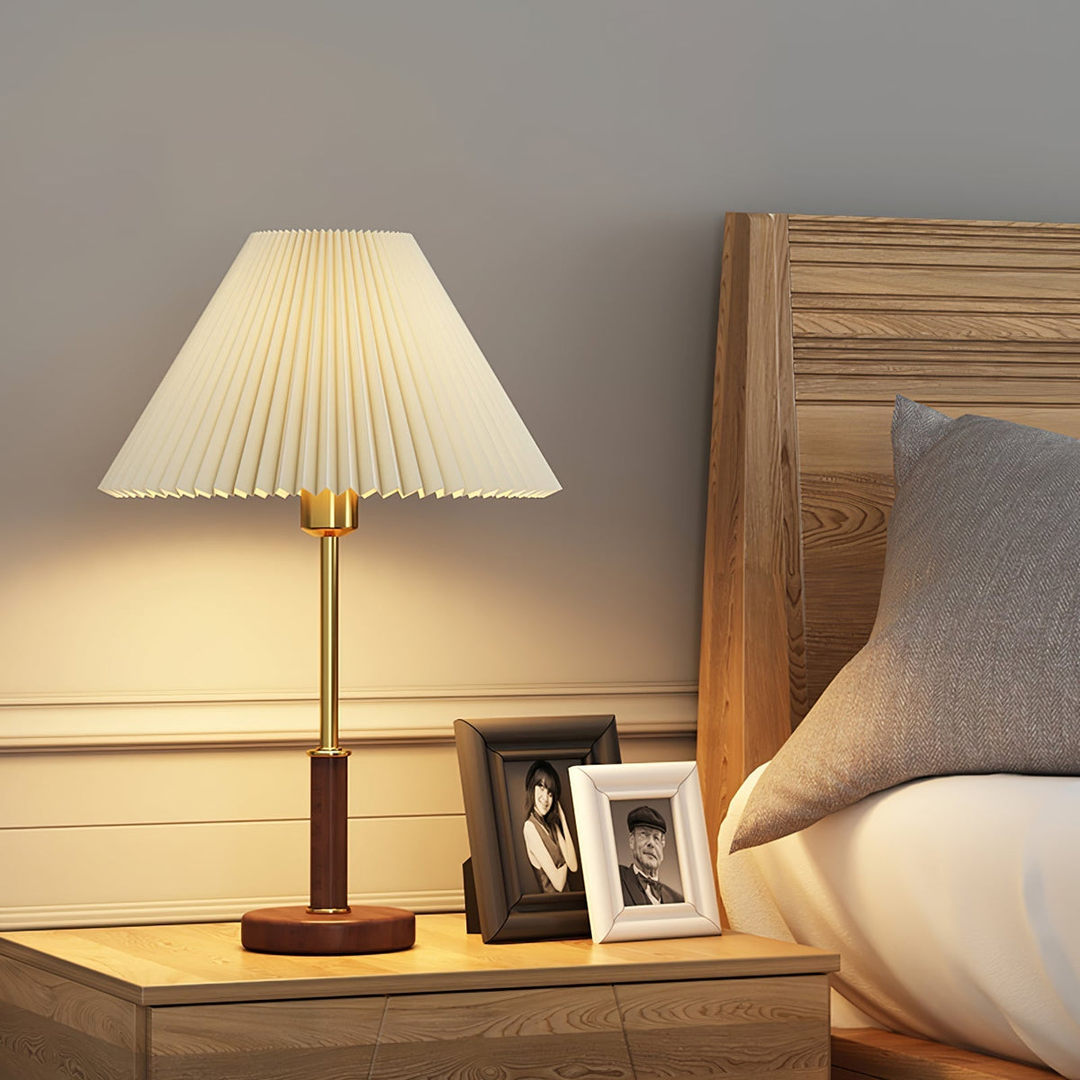 Fiora plisseret bordlampe i valnøddetræ