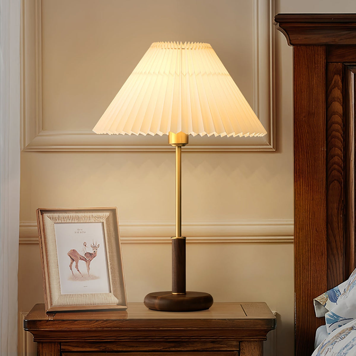 Fiora plisseret bordlampe i valnøddetræ