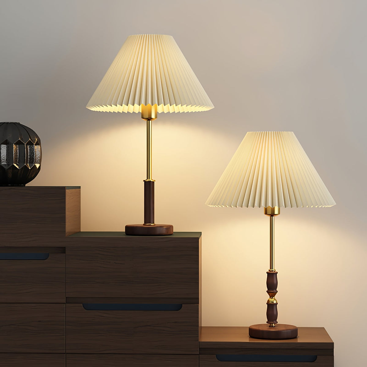 Fiora plisseret bordlampe i valnøddetræ