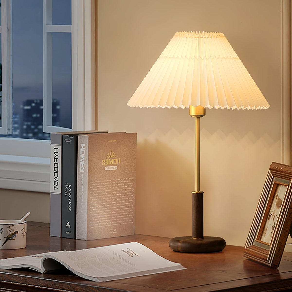 Fiora plisseret bordlampe i valnøddetræ