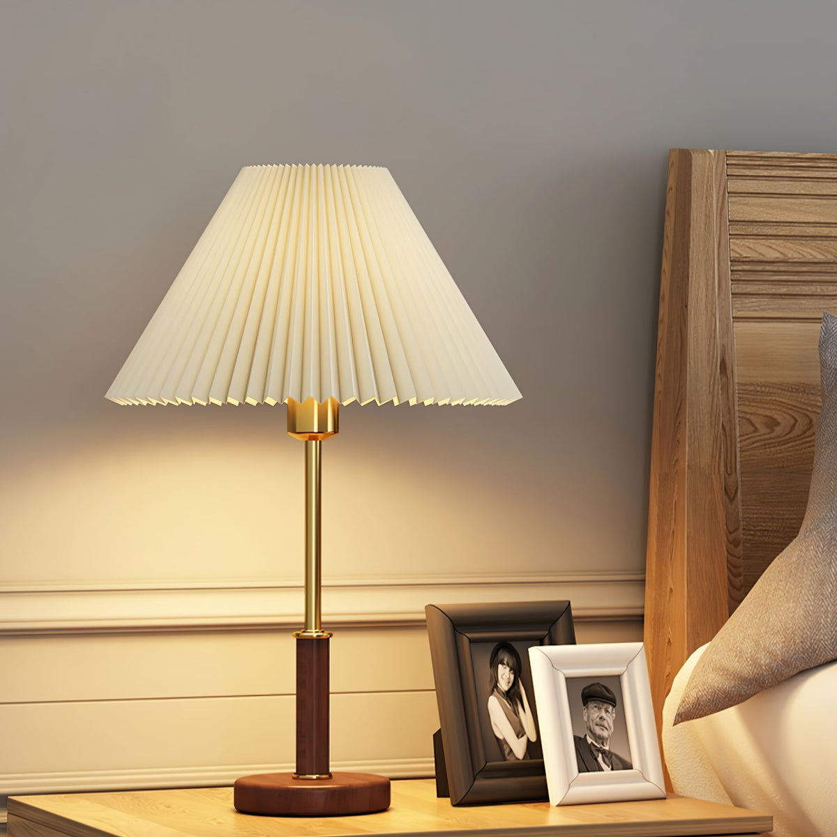 Fiora plisseret bordlampe i valnøddetræ