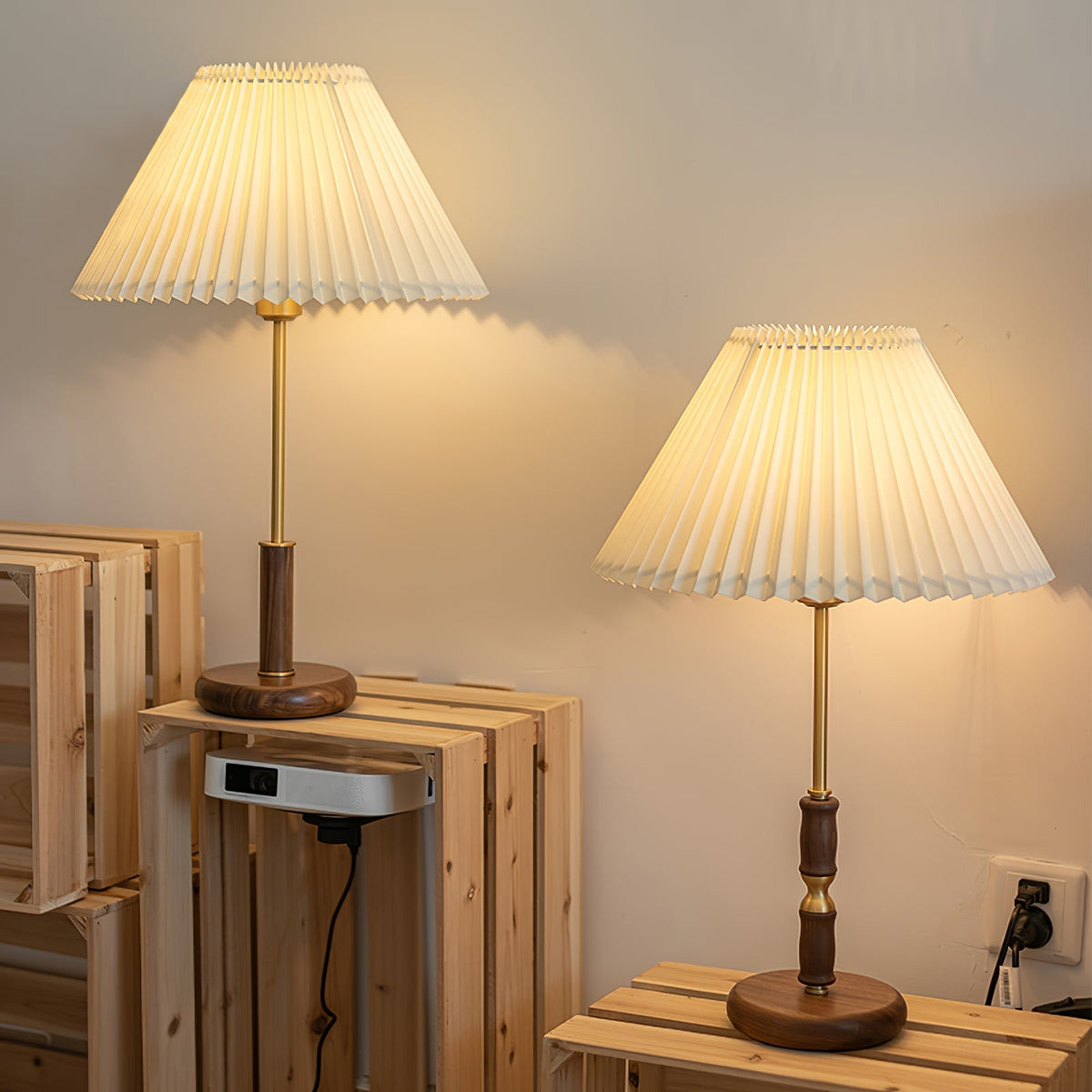 Fiora plisseret bordlampe i valnøddetræ