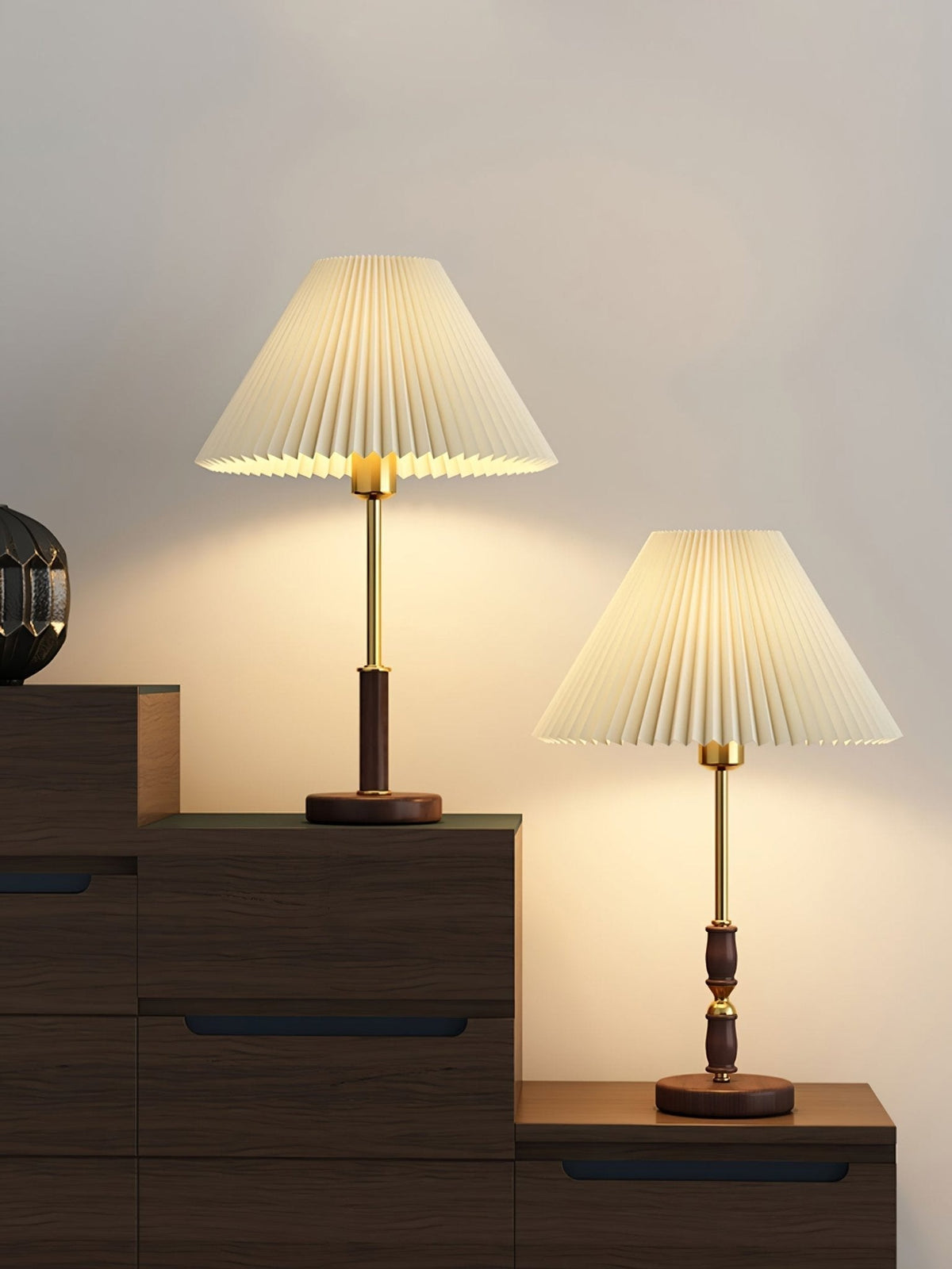 Fiora plisseret bordlampe i valnøddetræ