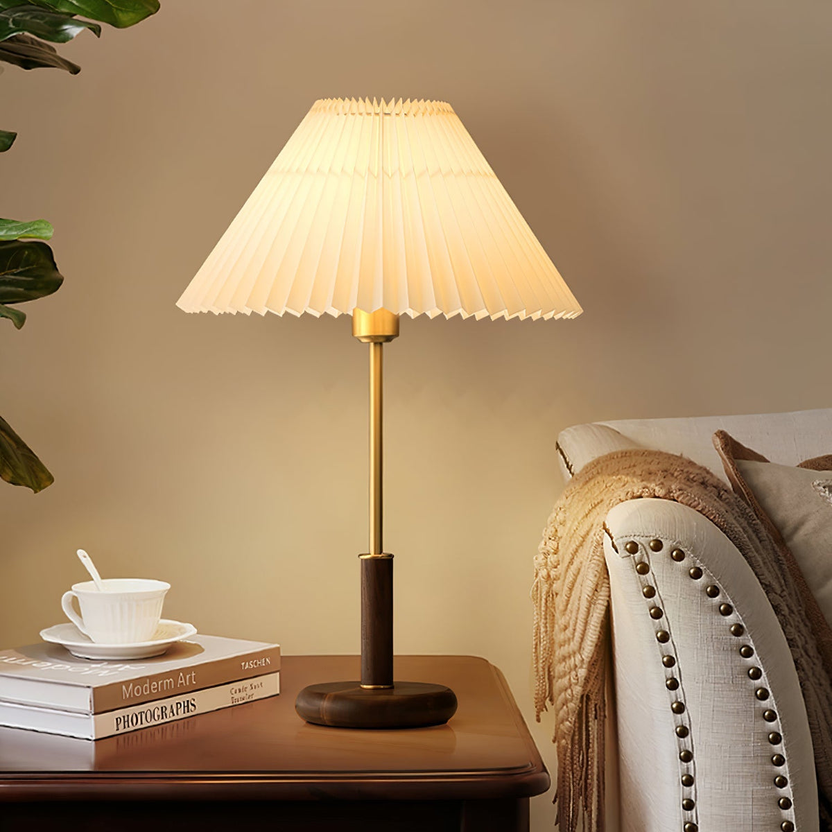 Fiora plisseret bordlampe i valnøddetræ