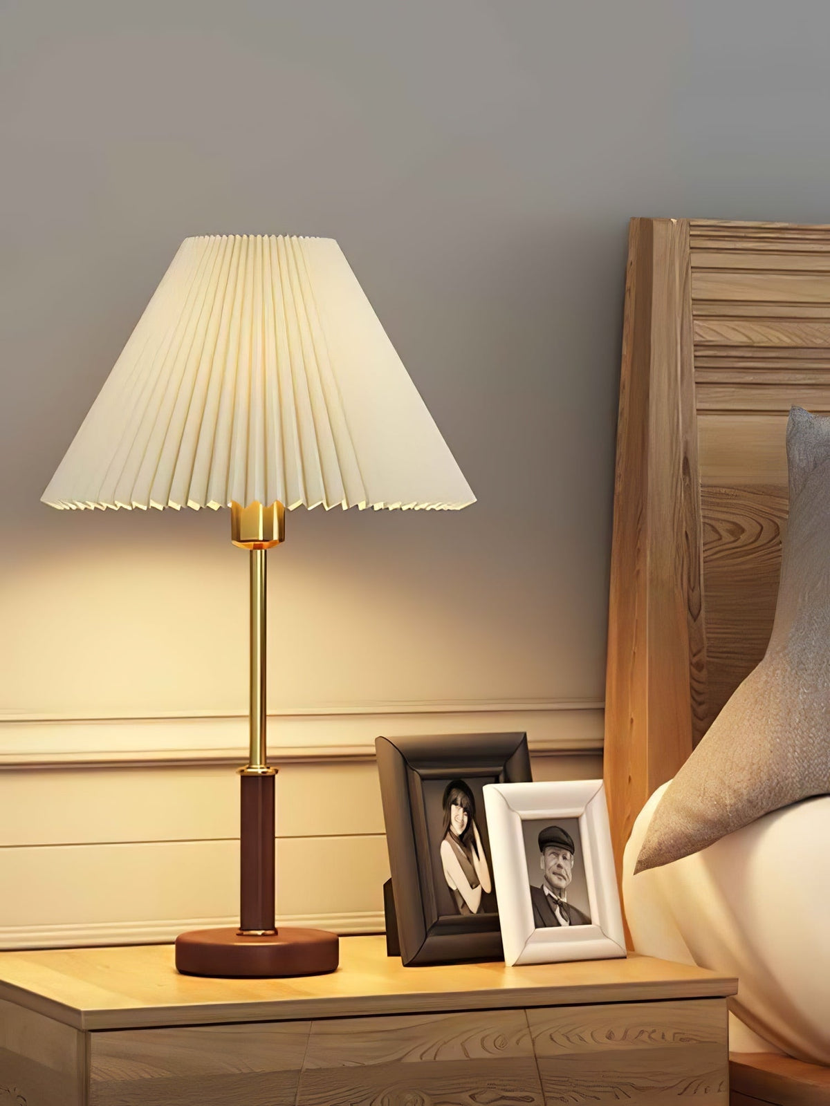 Fiora plisseret bordlampe i valnøddetræ