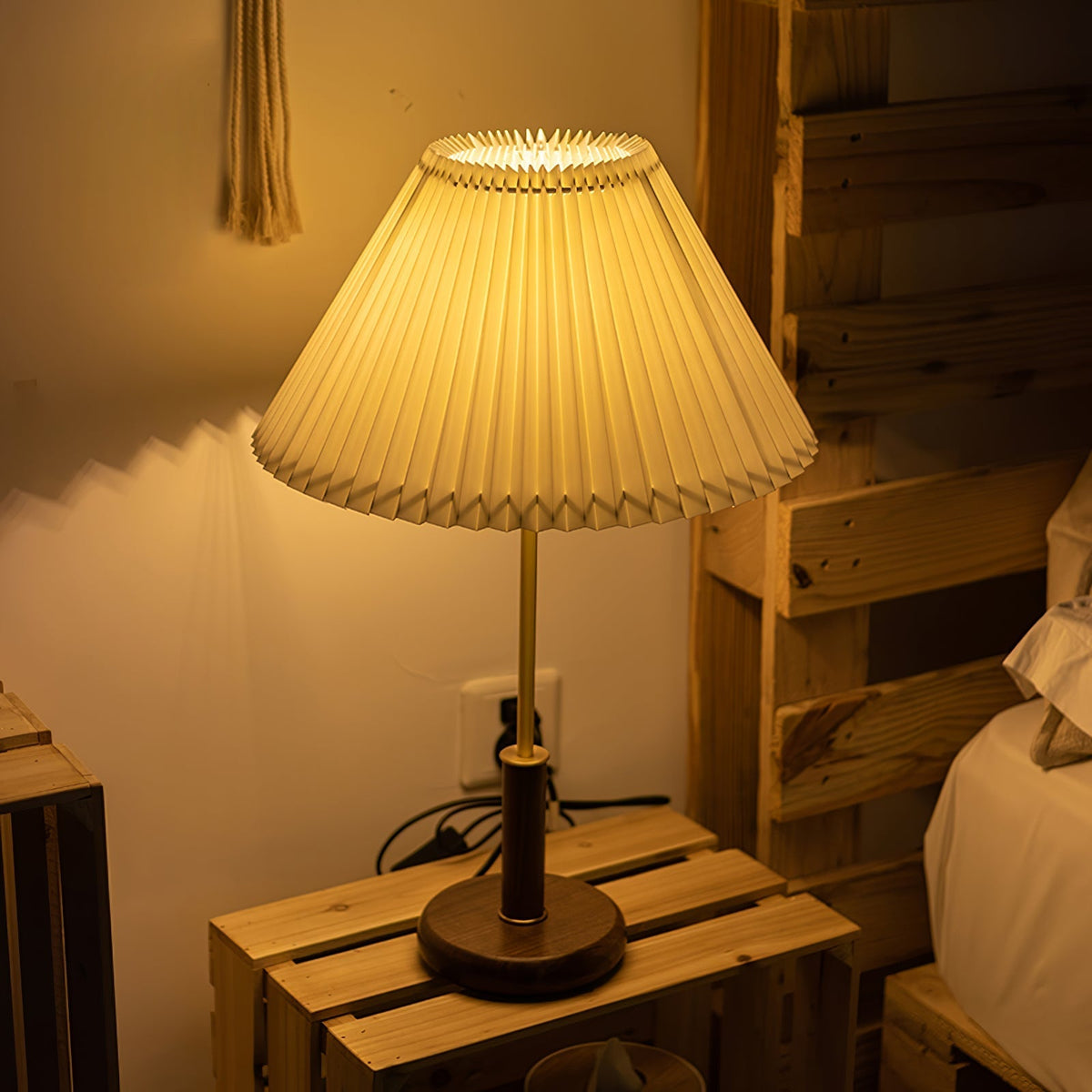 Fiora plisseret bordlampe i valnøddetræ