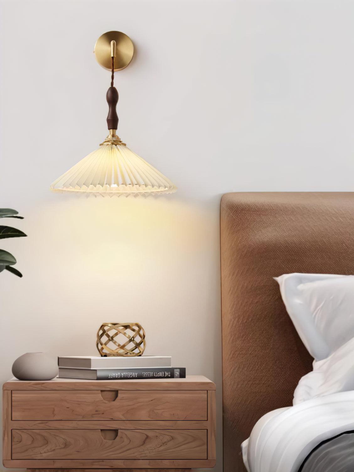 Mordan Premium	Eleganssi laskostettu pähkinäpuinen seinävalaisin