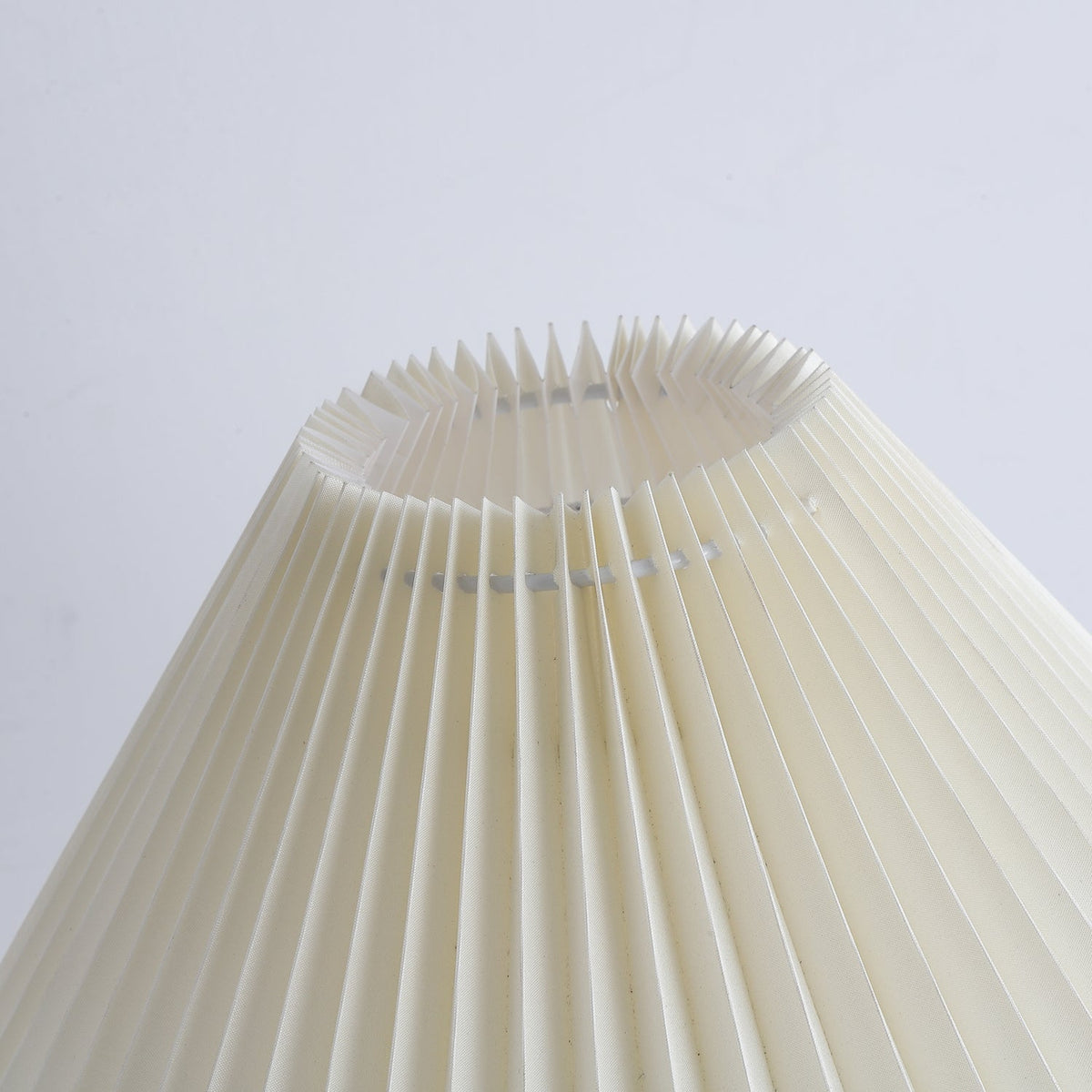 Aiden modern bordslampa i trä