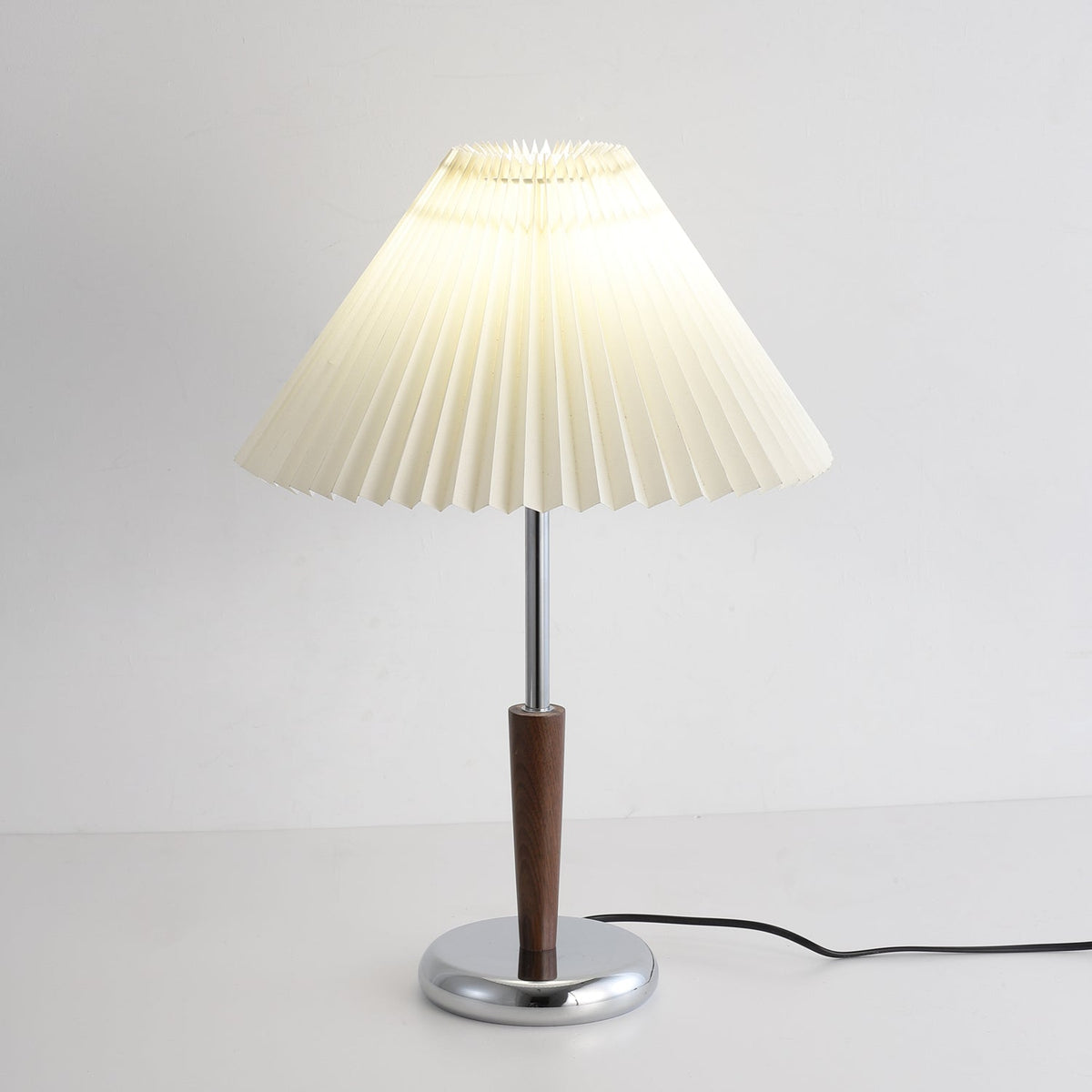 Aiden modern bordslampa i trä