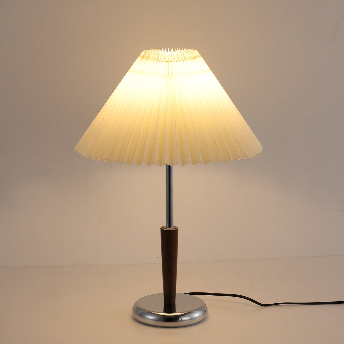 Aiden modern bordslampa i trä