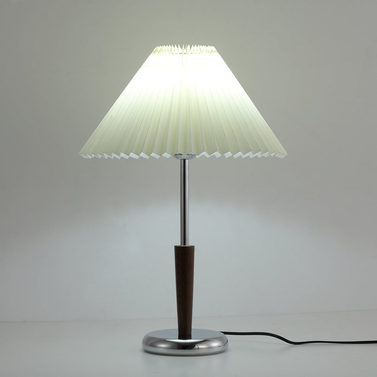 Aiden modern bordslampa i trä