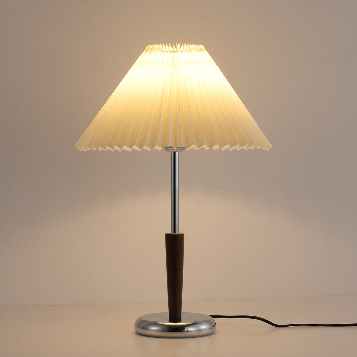 Aiden modern bordslampa i trä