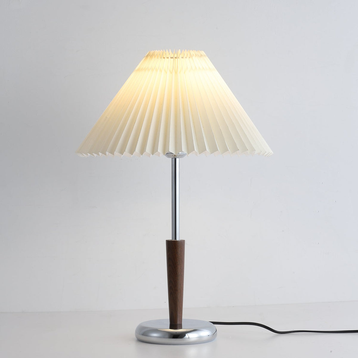 Aiden modern bordslampa i trä