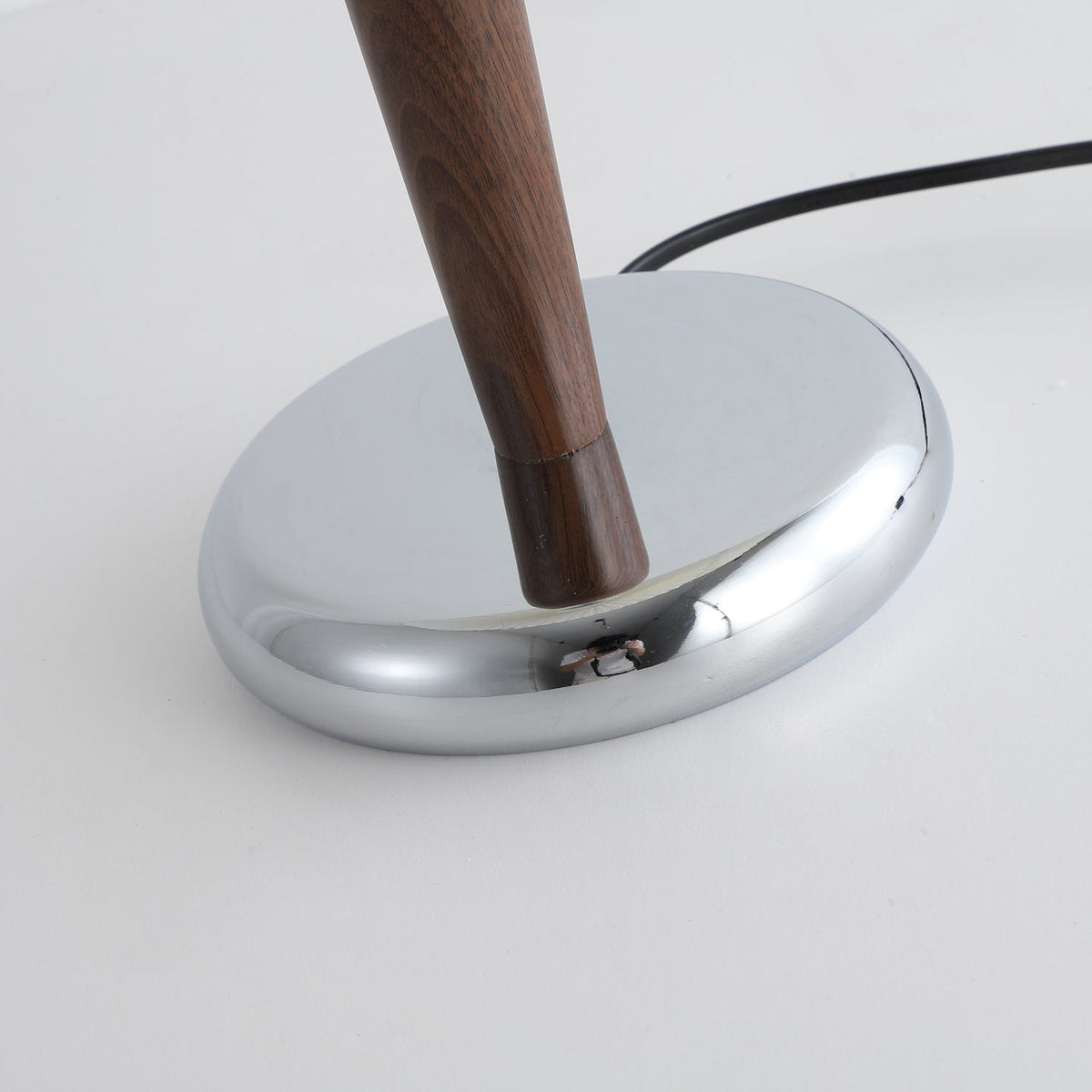 Aiden modern bordslampa i trä