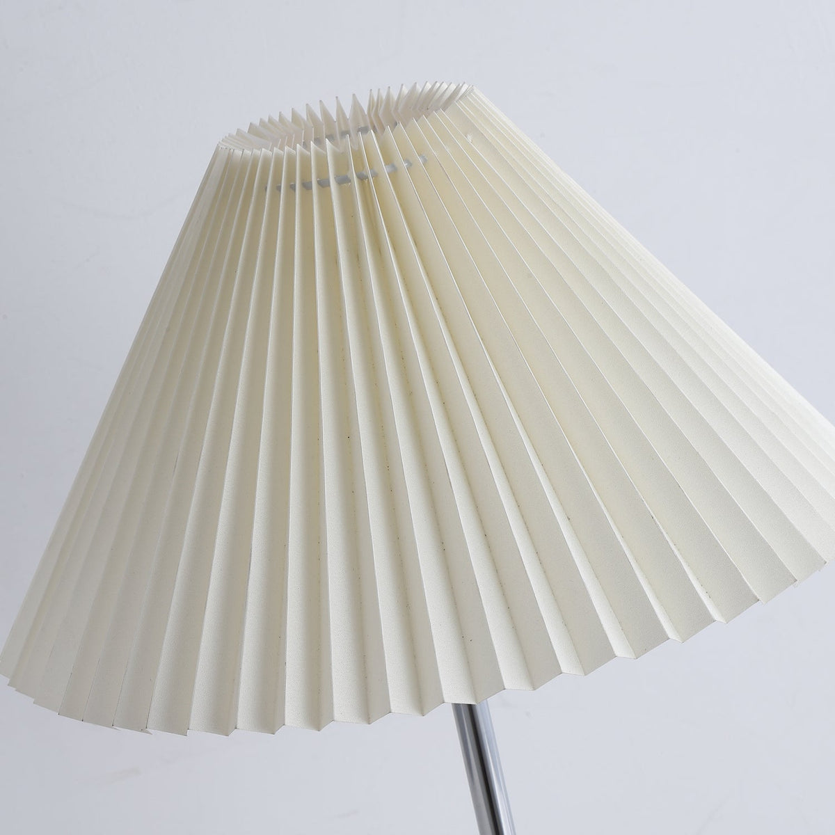 Aiden modern bordslampa i trä