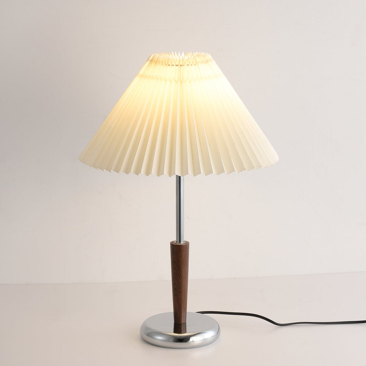 Aiden modern bordslampa i trä