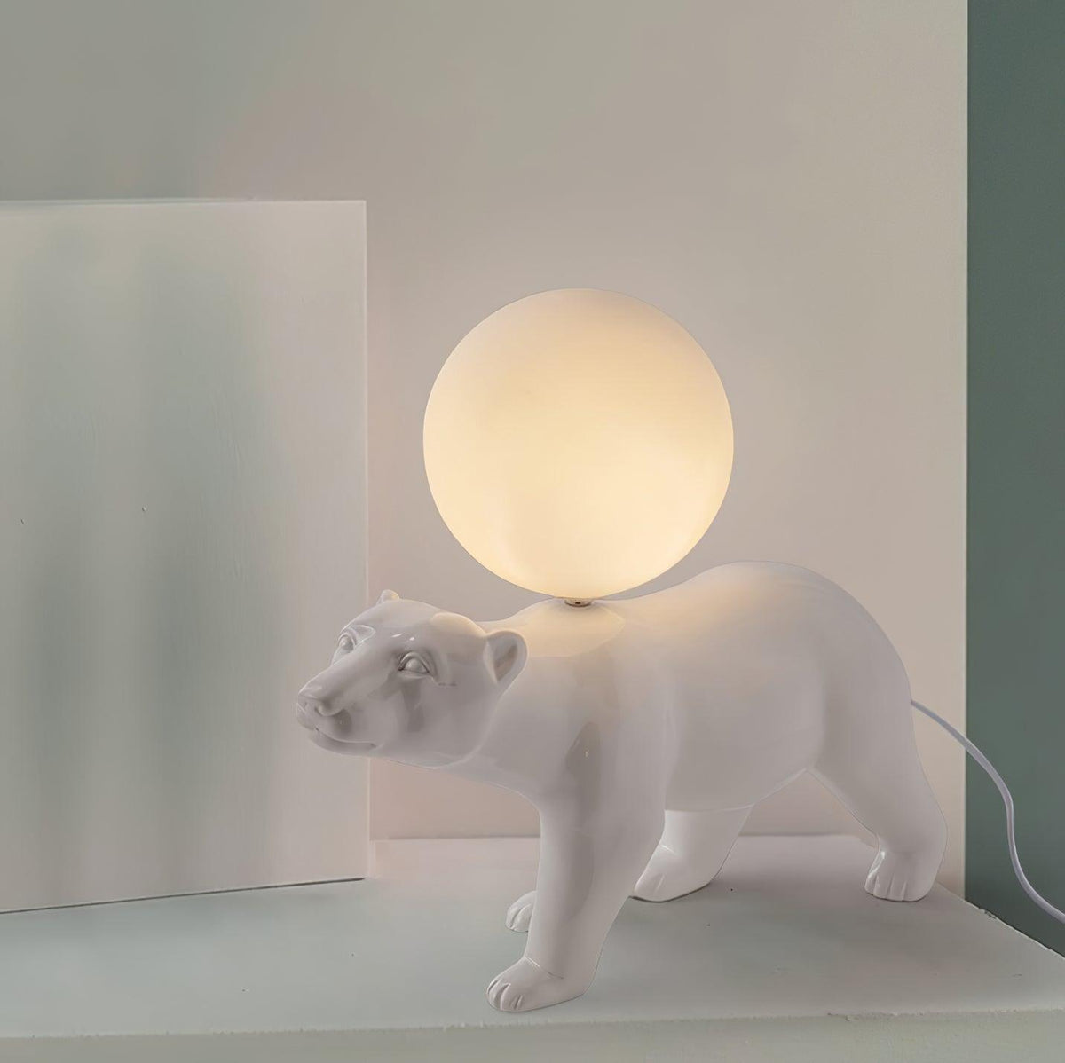 Candeeiro de mesa Bellano em resina extravagante