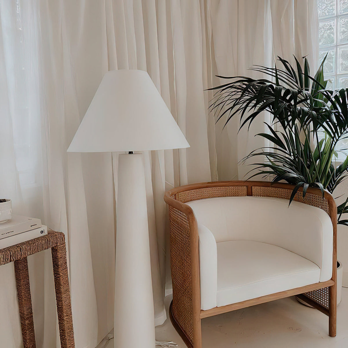 Columnil-hvid gulvlampe